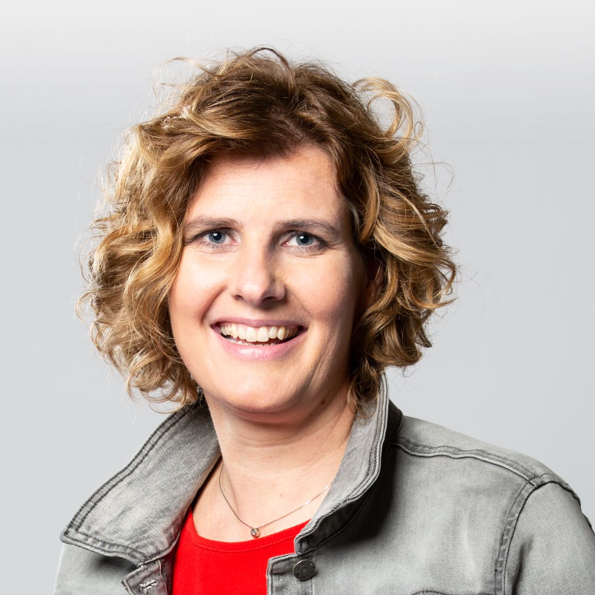 Meriam Mol professional organzier Op deze afbeelding zie je een lichte, moderne bank met groene accenten en kussens met bladpatroon, in een rustige en uitnodigende sfeer.